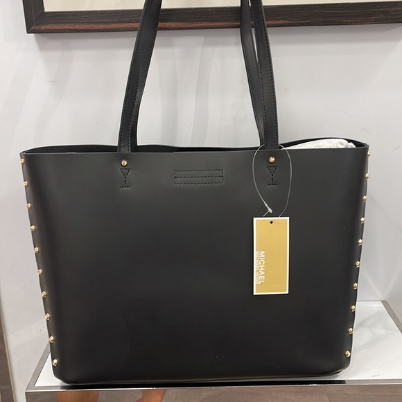 MICHAEL KORS MANHATTAN LARGE SHOULDER TOTE BAG
SMOOTH LEATHER
STUDS
BLACK - Picture 14 of 16